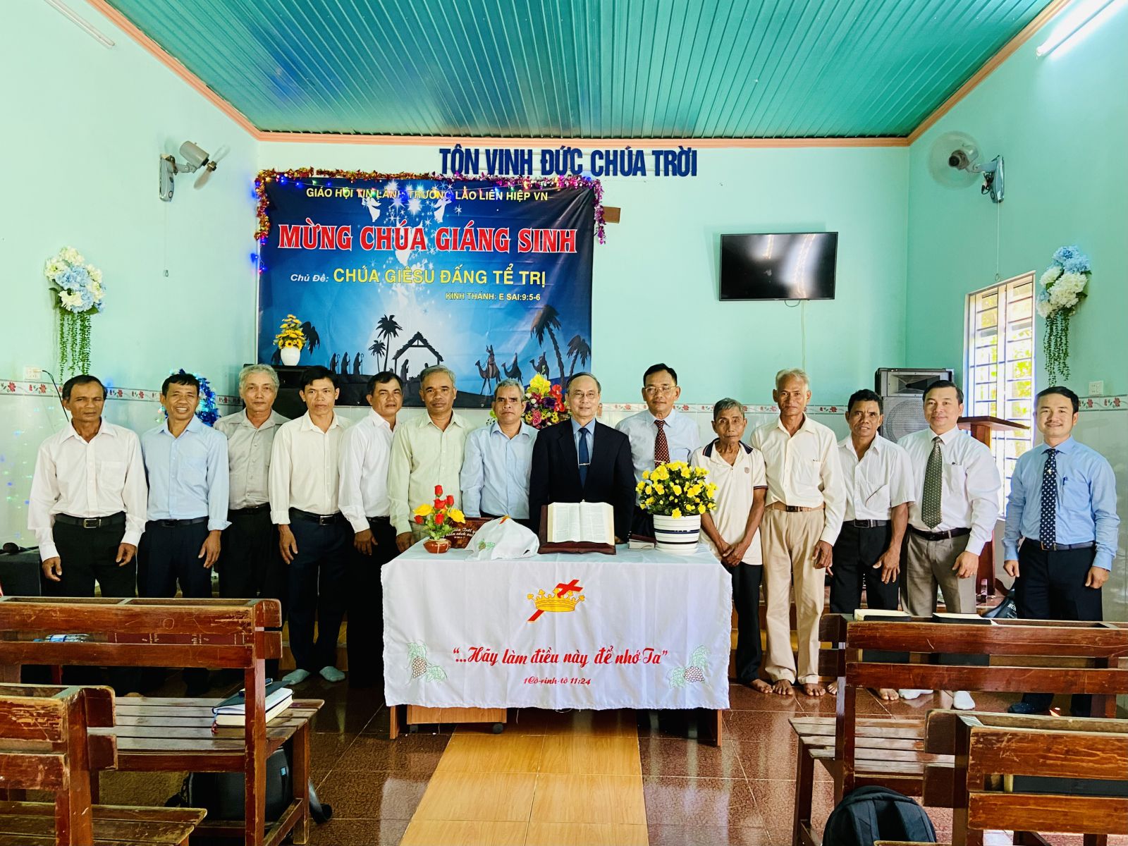 Đại diện Ban điều hành Tổng hội chụp hình cùng với các quản nhiệm Hội Thánh địa phương