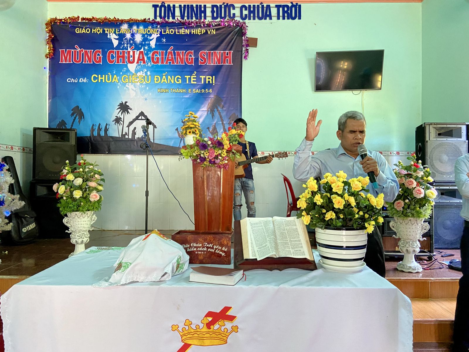 Mục sư Điểu Vưa cầu nguyện 