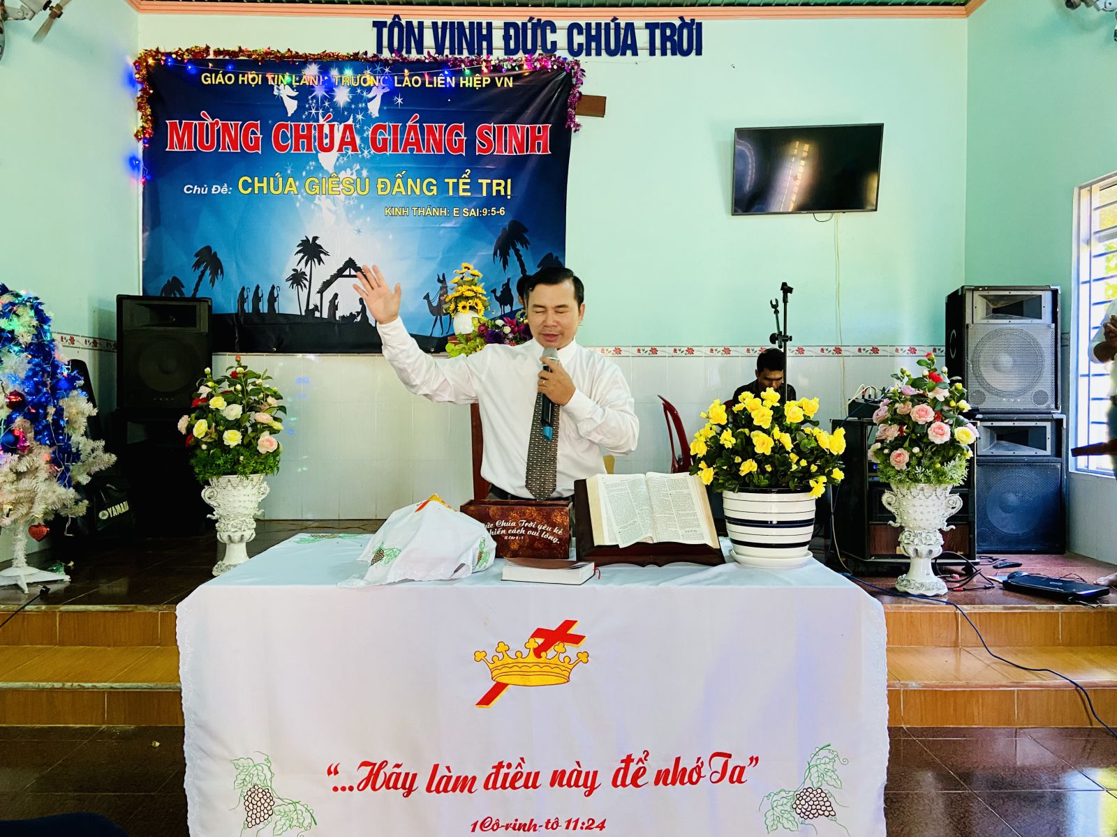 Mục sư Bùi Minh Quang cầu nguyện 